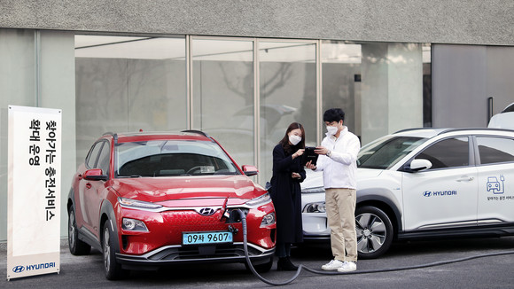 '찾아가는 충전 서비스'는 전기차 운행 중 방전이 되거나 충전소까지 이동이 어려울 경우 현대차 고객이 원하는 시간과 장소를 정해 서비스를 요청하면 전담 직원이 직접 찾아가 무료로 차량 배터리를 충전해주는 서비스다. ⓒ 현대자동차