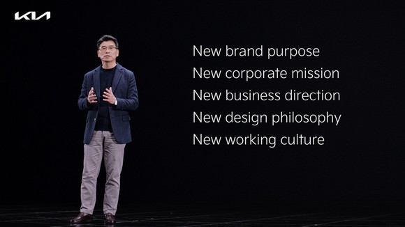 송호성 기아 사장이 뉴 기아 브랜드 쇼케이스에서 발표하고 있는 모습. ⓒ 기아
