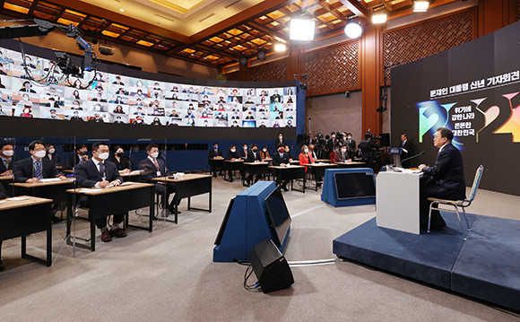문 대통령은 2021년 신년 기자회견에서 이명박·박근혜 前 대통령의 특별사면에 대해 아직은 논의하긴 이르다고 밝혔다. ⓒ 연합뉴스