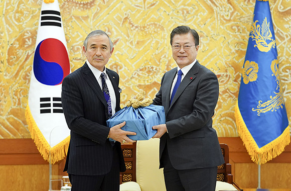 문재인 대통령은 오는 21일 이임 예정인 해리 해리스 주한 미국 대사를 19일 접견하고, 헤어지는 선물로 안동소주를 선물했다. ⓒ 연합뉴스