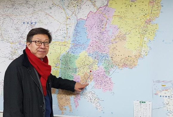 박형준 부산시장 국민의힘 예비후보가 지도를 들여다 보며 현안 점검을 하고 있다. ⓒ 프라임경제