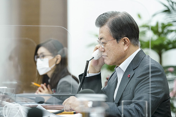 문 대통령은 알바라도 코스타리카 대통령의 제안으로 올해 첫 정상 통화를 갖고, 탈탄소화를 비롯해 P4G 정상회의 참석에 대해 이야기 했다. ⓒ 청와대