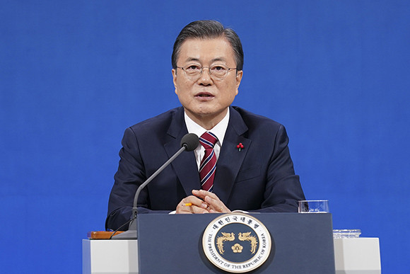 문재인 대통령은 22일 존슨 영국 총리로부터 G7 공식 참석 확약 서한을 보낸 것에 대해 적극 기여하기 위해 직접 참석할 예정이라고 밝혔다. ⓒ 청와대