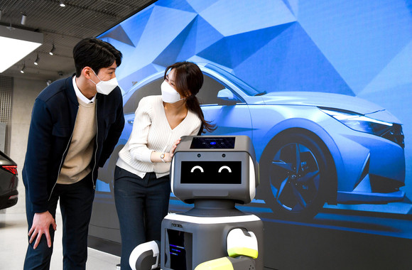 DAL-e는 포스트 코로나 시대를 대비해 고객에게 마스크 착용을 권고하는 인식기능까지 탑재하고 있다. ⓒ 현대자동차그룹