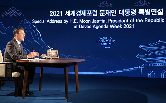 질의응답 세션에서는 앙헬 구리아 OECD 사무총장을 비롯해 △파스칼 소리오 아스트라제네카 CEO △짐 스베나 지멘스 의장 △베누아 포티에 에어리퀴드 CEO 등 국제사회에서 질의응답 세션의 4개 주제를 선도하고 있는 11개 글로벌 핵심기업과 국제기구의 대표들이 문 대통령과 질의응답을 가졌다. ⓒ 연합뉴스