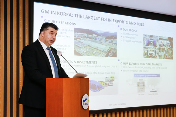 포럼에서 발표하고 있는 카허 카젬 한국GM 사장. ⓒ 한국GM