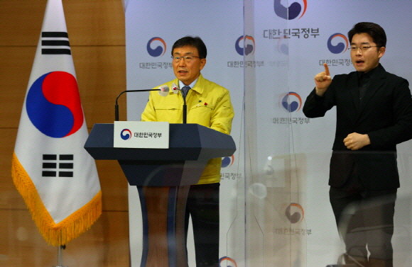 권덕철 중앙재난안전대책본부 1차장(보건복지부 장관)이 2일 정부서울청사에서 수도권의 '사회적 거리두기' 2.5단계와 비수도권의 2단계 조치를 오는 17일까지 2주 더 연장키로 했다고 밝히고 있다. ⓒ 연합뉴스