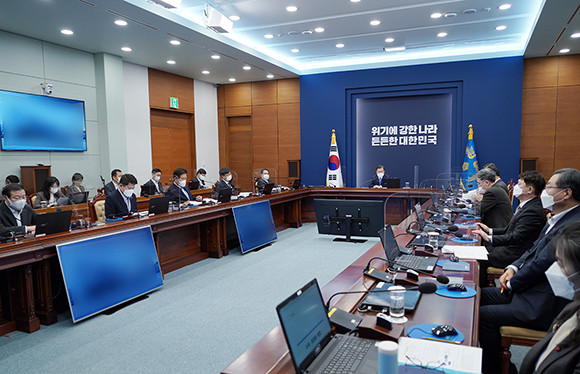 문 대통령은 1일 수보회의에서 '북한 원전 건설 추진' 논란에 대해 직접 입장을 내놓을 것이라는 예상과 달리 정치적 대립을 자제해 달라는 당부의 말만 전했다. ⓒ 청와대