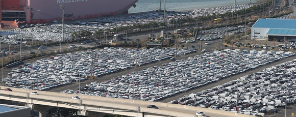 현대차 울산공장 수출선적부두와 야적장에 완성차들이 대기하고 있는 모습. ⓒ 연합뉴스