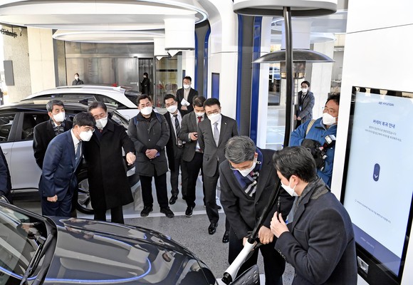 현대 EV 스테이션 강동에서 참석자들이 전기차에 고속충전을 하고 있는 모습. ⓒ 현대자동차그룹