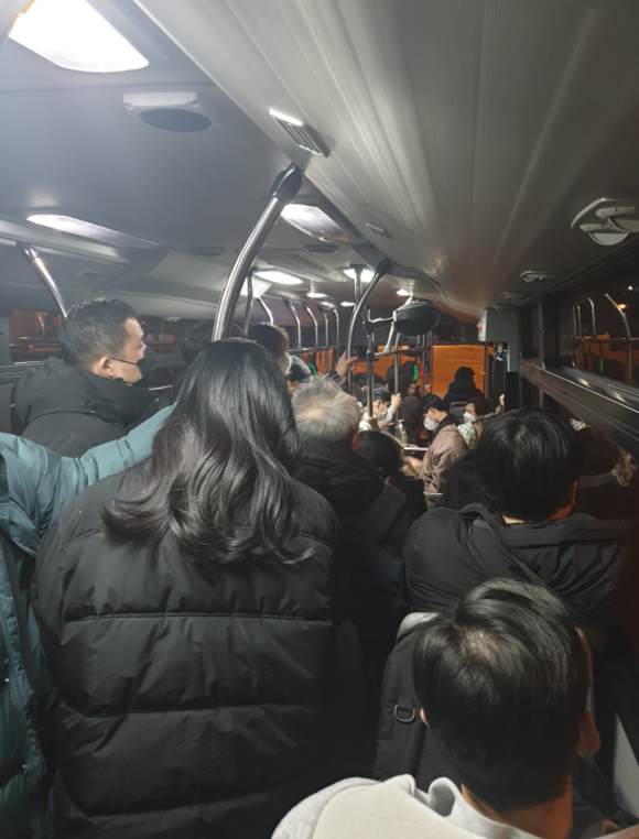 지난 4일 예비 항공기 탑승을 위해 승객들이 버스를 타고 이동하고 있다. ⓒ 프라임경제