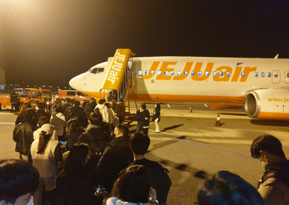 지난 4일 부산 김해발, 김포행 제주항공 7213편이 기체 이상으로 멈춰서면서 항공사가 마련한 대체 항공기에 승객들이 탑승하고 있다. ⓒ 프라임경제