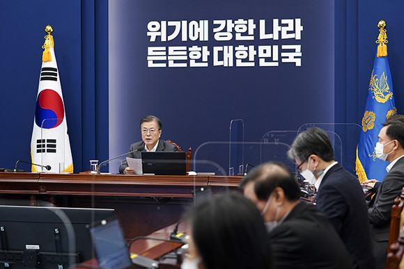 문 대통령은 8일 수석보좌관회의를 주재하고, 그동안 코로나 방역을 잘 이겨내온 부분에 대해 평가하고, 어려움을 겪고 있는 자영업자들을 위한 현실적 방안을 강구하기로 했다. ⓒ 청와대