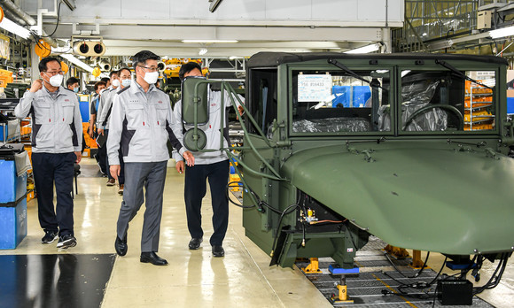 광주공장을 둘러보고 있는 송호성 사장. ⓒ 기아자동차