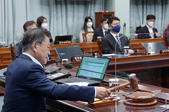 문 대통령은 16일 국무회의를 주재하고, 코로나로 인해 위축된 고용 상황을 심각하게 내다보고 고용 양극화를 해소할 방안을 강구하라고 지시했다. ⓒ 청와대