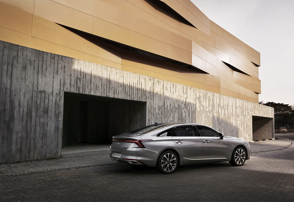 후면부는 안정감 있는 자세를 기반으로 강인하고 미래지향적인 이미지가 돋보인다. ⓒ 기아