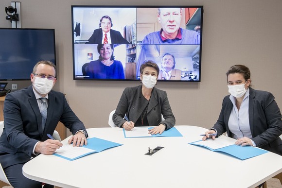 사진은 서명 중인 미쉐린 그룹 임원들과 원격으로 참석 중인 엔바이로 임원들. ⓒ 미쉐린코리아