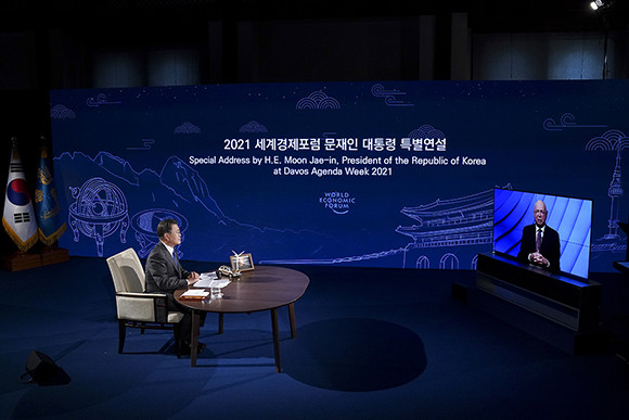 문재인 대통령이 지난 1월27일 화상으로 개최된 '2021 다보스 아젠다 한국 정상 특별연설'에 참석한 데 대해 슈밥 WEF 회장이 감사의 서한을 보냈다. ⓒ 청와대