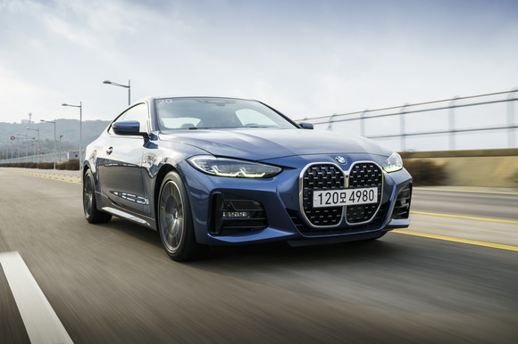 역동적이면서도 우아한 스타일의 독보적인 디자인으로 새롭게 탄생한 BMW 뉴 4시리즈. ⓒ BMW 코리아
