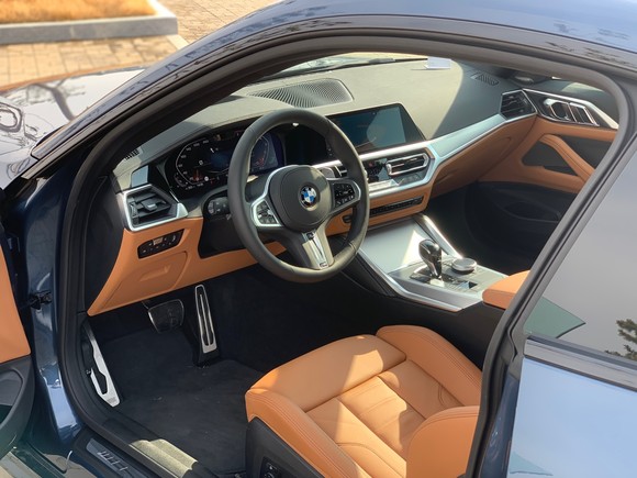 인테리어에는 스포츠 쿠페에 걸맞은 고급스러운 요소들이 반영됐다. = 노병우 기자