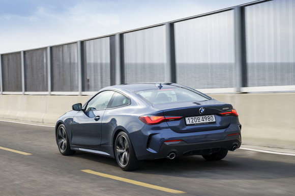 뉴 4시리즈는 강력한 엔진과 파워트레인을 기반으로 이전 세대보다 향상된 주행성능을 자랑한다. ⓒ BMW 코리아