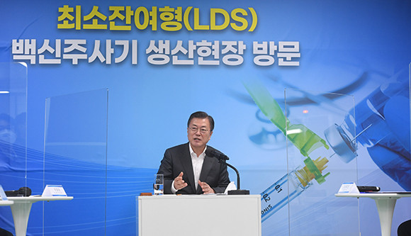 문 대통령은 위기 속에서도 기회를 찾아 방역물품의 국내 공급은 물론 해외 수출까지 늘려가는 혁신기업에 대한 지원을 아끼지 않을 것임을 약속했다. ⓒ 연합뉴스