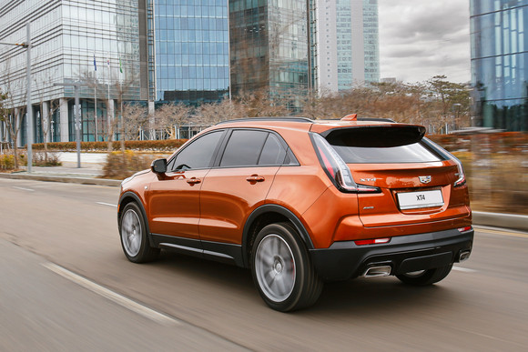 캐딜락 SUV 디자인 중 유일하게 수직 L자형 라이팅 시그니처가 적용된 모습. ⓒ 캐딜락코리아