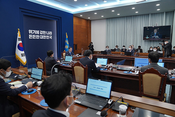 문 대통령은 수석보좌관회의에서 최근 벤처창업가들의 기부와 관련해 언급하며 혁신적 창업가들의 기부문화와 함께 기업들의 사회적 책임 경영이 확산되고 있는 것에 대해 긍정적으로 평가했다. ⓒ 청와대