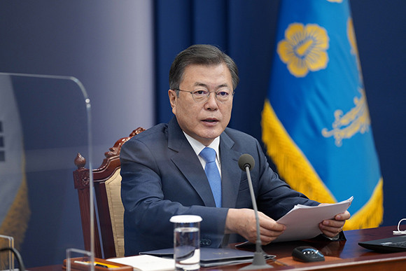 문 대통령이 22일 주재한 수석보좌관회의에는 다음 주부터 초·중·고 등교수업이 예정돼 있어 조희연 서울특별시교육감과 한상윤 봉은초등학교 교장이 참석했다. ⓒ 청와대