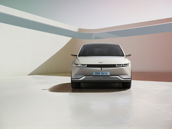 아이오닉 5의 시간을 초월한 독창적이고 혁신적인 전기차 디자인에 대한 글로벌 호평 이어지고 있다. ⓒ 현대자동차