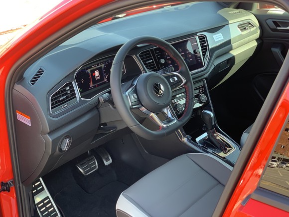 한층 더 디지털화된 디스플레이 요소와 컨트롤 기능이 통합된 실내. = 노병우 기자