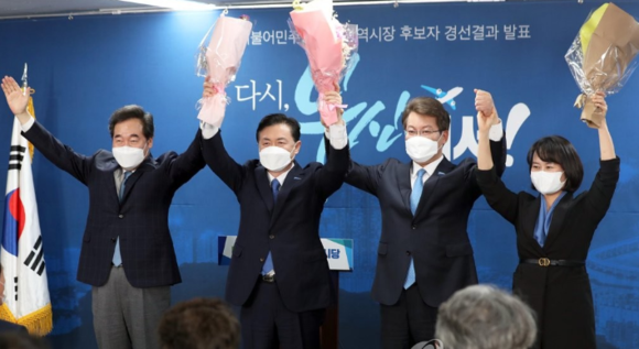 (좌측 부터) 이낙연 민주당 대표, 김영춘 전 장관, 변성완 전 직무대행, 박인영 전 부산시의회 의장에 더불어민주당 부산시장 후보 경선에서 무대에 올라 기념촬영을 하고 있다. ⓒ 연합뉴스