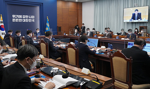 문 대통령은 "지역균형 뉴딜과 지역균형발전 정책의 연계를 강화해 한국판 뉴딜이 지역의 새로운 성장동력이 될 수 있도록 노력해 달라고 했다. ⓒ 청와대