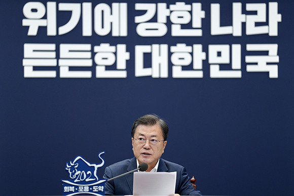 문 대통령은 법무부·행안부 업무보고에서 검찰과 경찰, 공수처가 견제와 균형을 이루면서 오로지 국민을 위해 협력하는 것이 중요함을 강조하며, 각 기관들이 조직의 본분을 지키면서 미래지향적이고 건설적인 협력관계를 만들어 줄 것을 당부했다. ⓒ 청와대