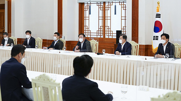문 대통령은 가덕도 신공항과 관련해 "가덕도 신공항은 단순히 동남권 거점 공항을 마련하는 차원에서만 추진된 것이 아니다"며 "국가균형발전을 위한 부·울·경 메가시티 핵심 고리이자 신항만 배후도시와 연계해 물류도시로서의 효과를 극대화하기 위한 구상"이라고 설명했다. ⓒ 청와대