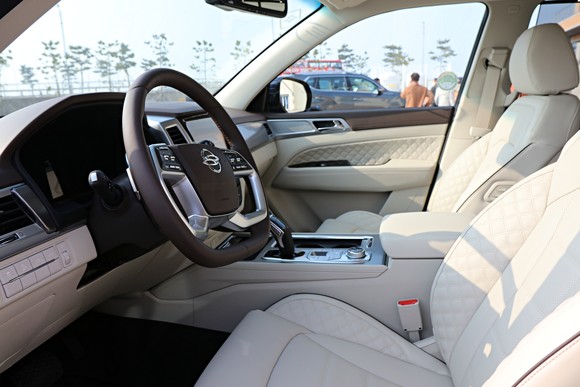 정통 SUV의 멋을 살린 4스포크 타입의 스티어링 휠은 더블 다이아몬드 스티치와 D컷으로 스포티 엣지를 부여했다. ⓒ 쌍용자동차