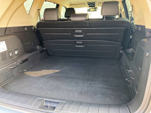 기본 820ℓ 적재공간은 골프백을 가로로 4개까지 수납할 수 있고, 2열 폴딩 시 1977ℓ로 확장된다. ⓒ 쌍용자동차