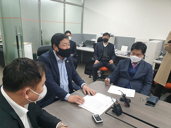 지난 4일 의원 후보에 등록한 기업인 10명은 부산상의에서 기자회견을 열어 '회비 대납 의혹'에 대해 명확한 진상규명을 촉구했다. ⓒ 프라임경제