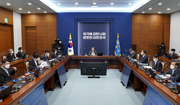 문 대통령은 "부동산 적폐 청산과 부동산 시장 안정은 동전의 양면처럼 맞물려 있다"며 "부동산 시장 안정을 위해 공공주도형 부동산 공급대책은 어떠한 경우에도 흔들려선 안된다"고 말했다. ⓒ 청와대