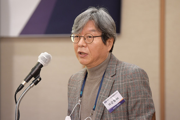 이근영 신임 이사장 취임사를 하고 있는 모습. ⓒ 인터넷신문자율공시기구