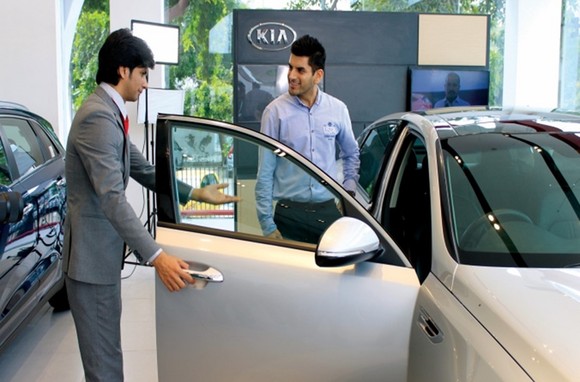 기아 인도 현지 딜러 매장에서 영업직원이 고객을 응대하고 있는 모습. ⓒ 기아