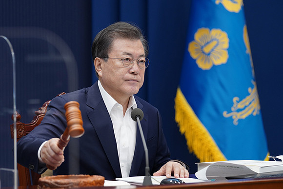 문 대통령은 16일 주재한 국무회의에서 LH 투기와 관련해 국민에게 사과하고 부동산 부패를 척결하겠다고 밝혔다. ⓒ 청와대