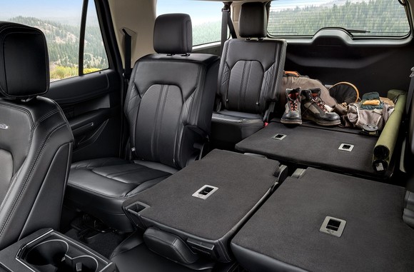 2열과 3열을 접으면 성인 남성이 충분히 누울 수 있는 정도의 넓은 공간이 확보된다. ⓒ 포드코리아