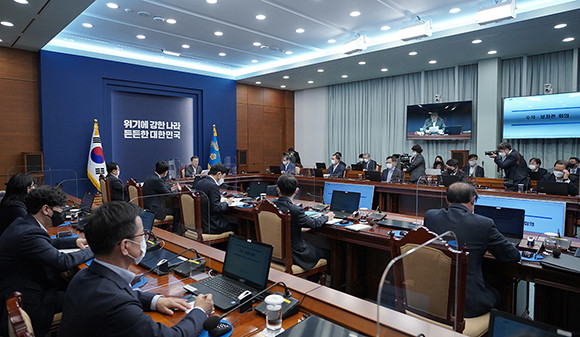 문 대통령은 22일 주재한 수석보좌관회의에서 "정부는 고용 안정과 일자리 창출을 경제 회복의 최우선 목표로 삼고 정책적 노력을 집중하겠다"며 "각 부처는 이번 추경에 포함된 일자리 예산이 국회 통과 즉시 집행될 수 있도록 만전을 기해 달라"고 당부했다. ⓒ 청와대