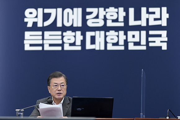 문 대통령은 22일 주재한 수석보좌관회의에서 부동산 투기 문제에 대해 언급하며, 근본적으로 청산하고 개혁해 나가야 한다고 강조했다. ⓒ 청와대