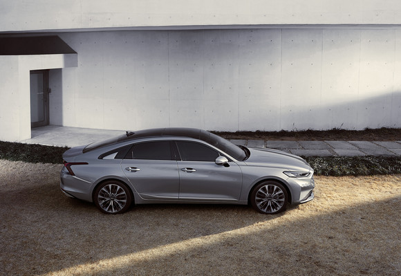 K8은 강력한 동력성능 기반의 안정적인 주행성능, 더욱 정숙하고 편안한 승차감을 갖춰 준대형 세단의 기준을 새롭게 정의한다. ⓒ 기아