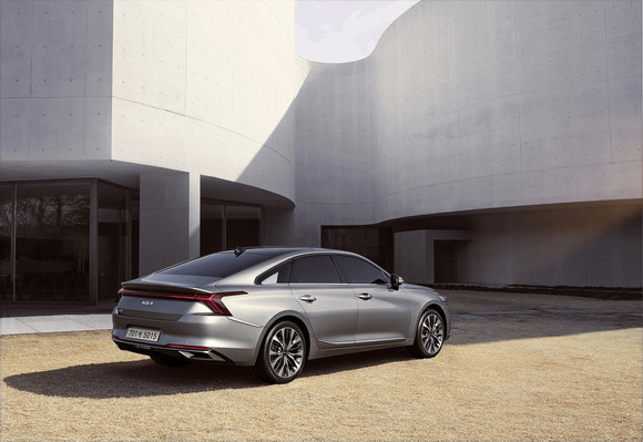 K8은 기아가 지향하는 한층 부드러운 승차감은 물론, 조향 안정성과 응답성까지 갖췄다. ⓒ 기아