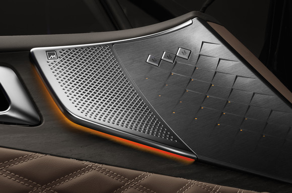 고음을 담당하는 트위터 스피커는 티타늄 소재의 진동판을 적용하고 탑승객에게 소리를 가장 적합하게 전달할 수 있는 A필러 하단부에 배치해 깨끗하고 명료한 음향을 선사한다. ⓒ 기아