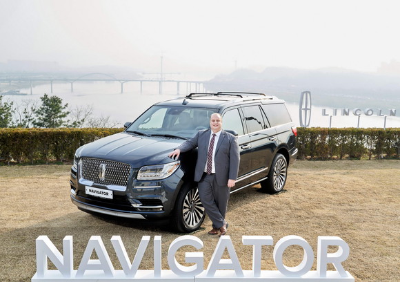 데이비드 제프리 링컨코리아 대표와 뉴 링컨 네비게이터, ⓒ 링컨코리아