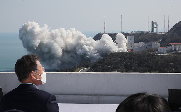 문 대통령은 우주정책의 대외적 위상 확보와 민·군 통합 우주개발 계획 수립을 위해 국가우주위원회의 위원장을 장관에서 국무총리로 격상하겠다고 밝혔다. ⓒ 연합뉴스